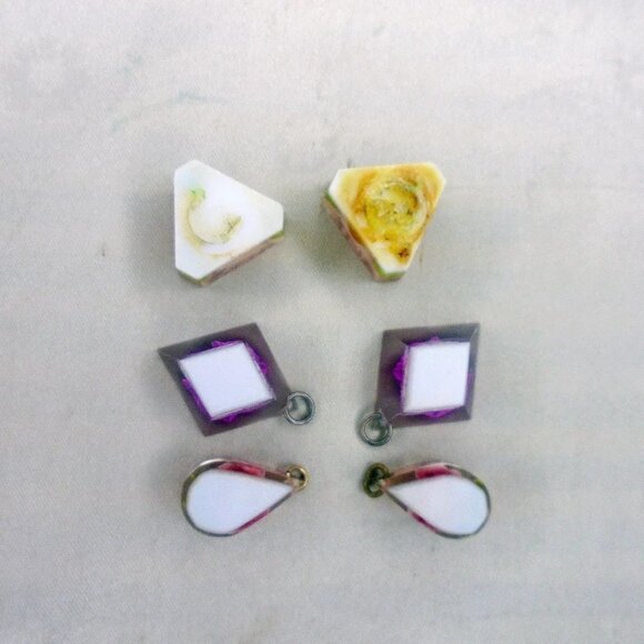 Vintage Reverse Carved Painted Lucite Flower Pieces, 6 Piece Lot, Jewelry Making - Picture 6 of 11